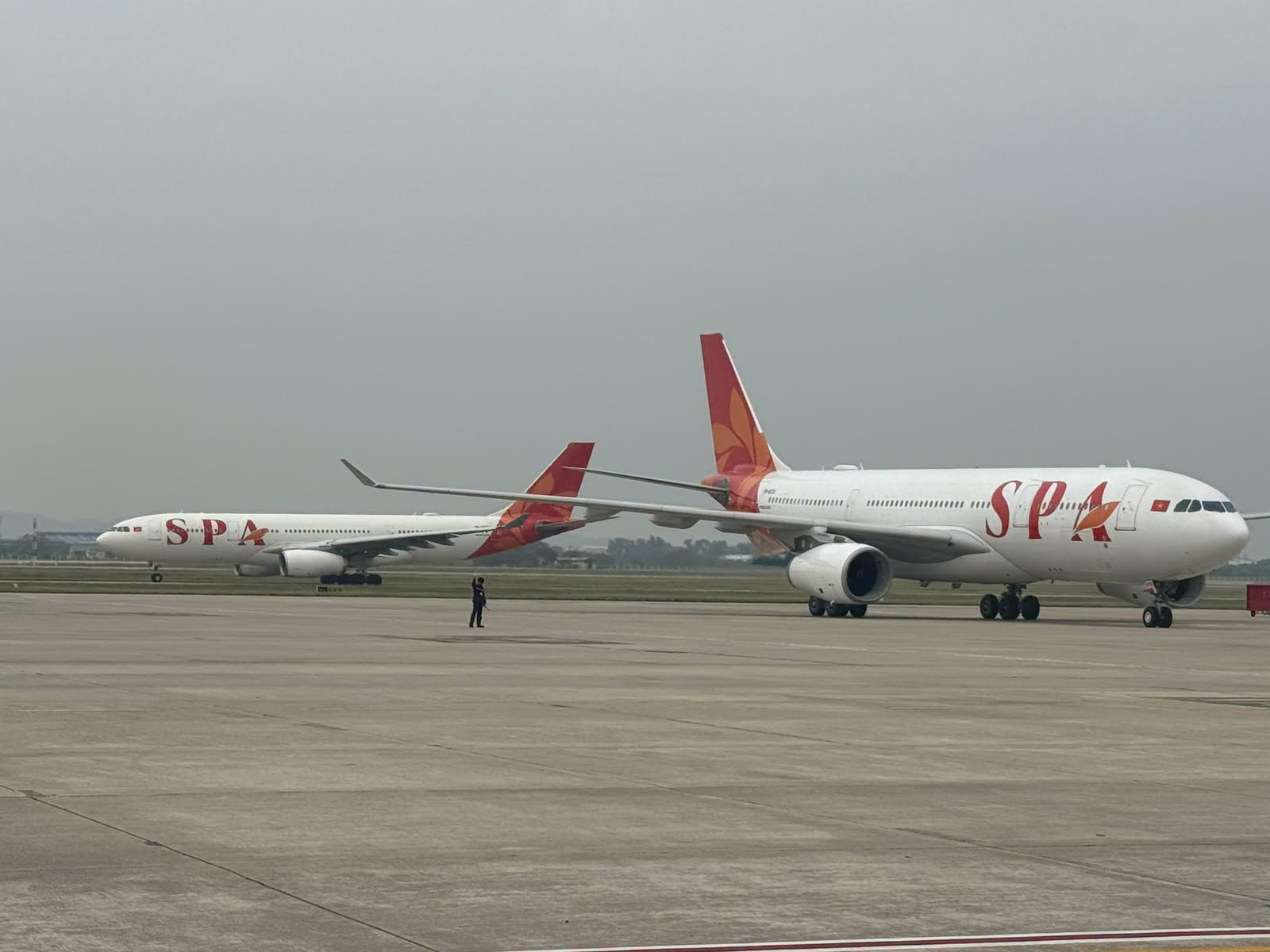 Đúng chiều nay - 30/10, sân bay Nội Bài ghi nhận 1 siêu máy bay dài gần gần 59 m, sải cánh hơn 60 m, cao hơn 17 m hạ cánh: Vượt 13.000 km qua Thái Bình Dương, chuẩn bị nhận nhiệm vụ đặc biệt - Ảnh 2.