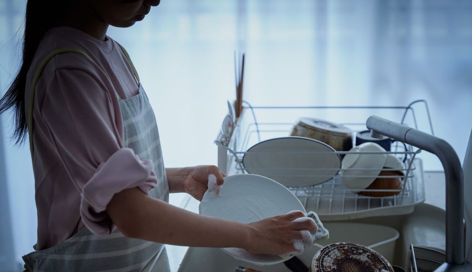 Rửa bát nhớ tránh 5 sai lầm này kẻo cả nhà rước bệnh - Ảnh 2.