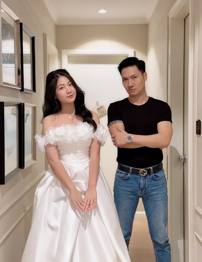Phản ứng đáng yêu của con gái Mạnh Trường khi xem cảnh bố hôn bạn diễn- Ảnh 4.