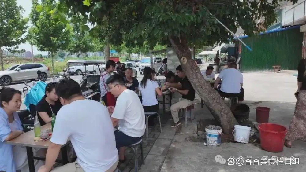Tiệm trứng kho đắt khách tới mức chủ quán phải dậy từ 3 giờ sáng rồi xin khách bớt đến: Mặt trái của cơn sốt "xếp hàng" thời video ngắn- Ảnh 3.