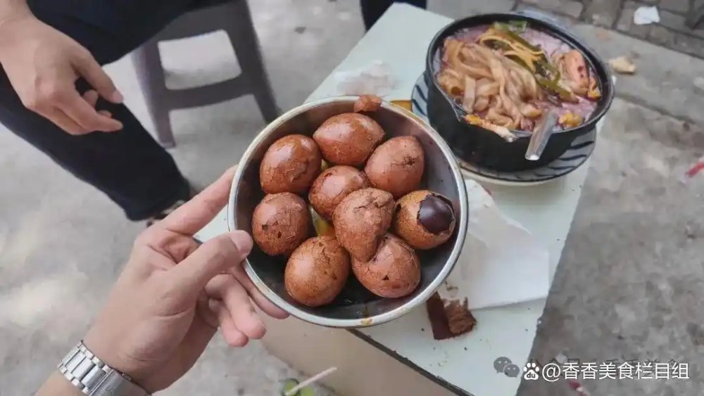 Tiệm trứng kho đắt khách tới mức chủ quán phải dậy từ 3 giờ sáng rồi xin khách bớt đến: Mặt trái của cơn sốt "xếp hàng" thời video ngắn- Ảnh 6.