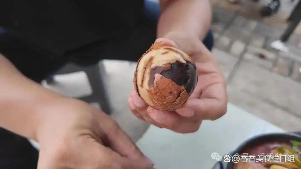 Tiệm trứng kho đắt khách tới mức chủ quán phải dậy từ 3 giờ sáng rồi xin khách bớt đến: Mặt trái của cơn sốt "xếp hàng" thời video ngắn- Ảnh 7.