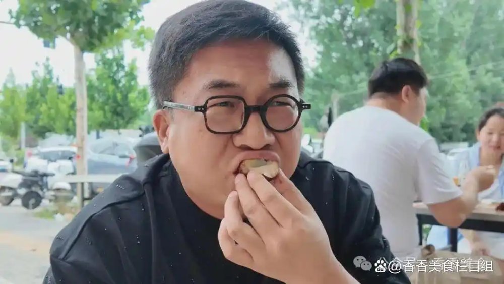 Tiệm trứng kho đắt khách tới mức chủ quán phải dậy từ 3 giờ sáng rồi xin khách bớt đến: Mặt trái của cơn sốt "xếp hàng" thời video ngắn- Ảnh 8.
