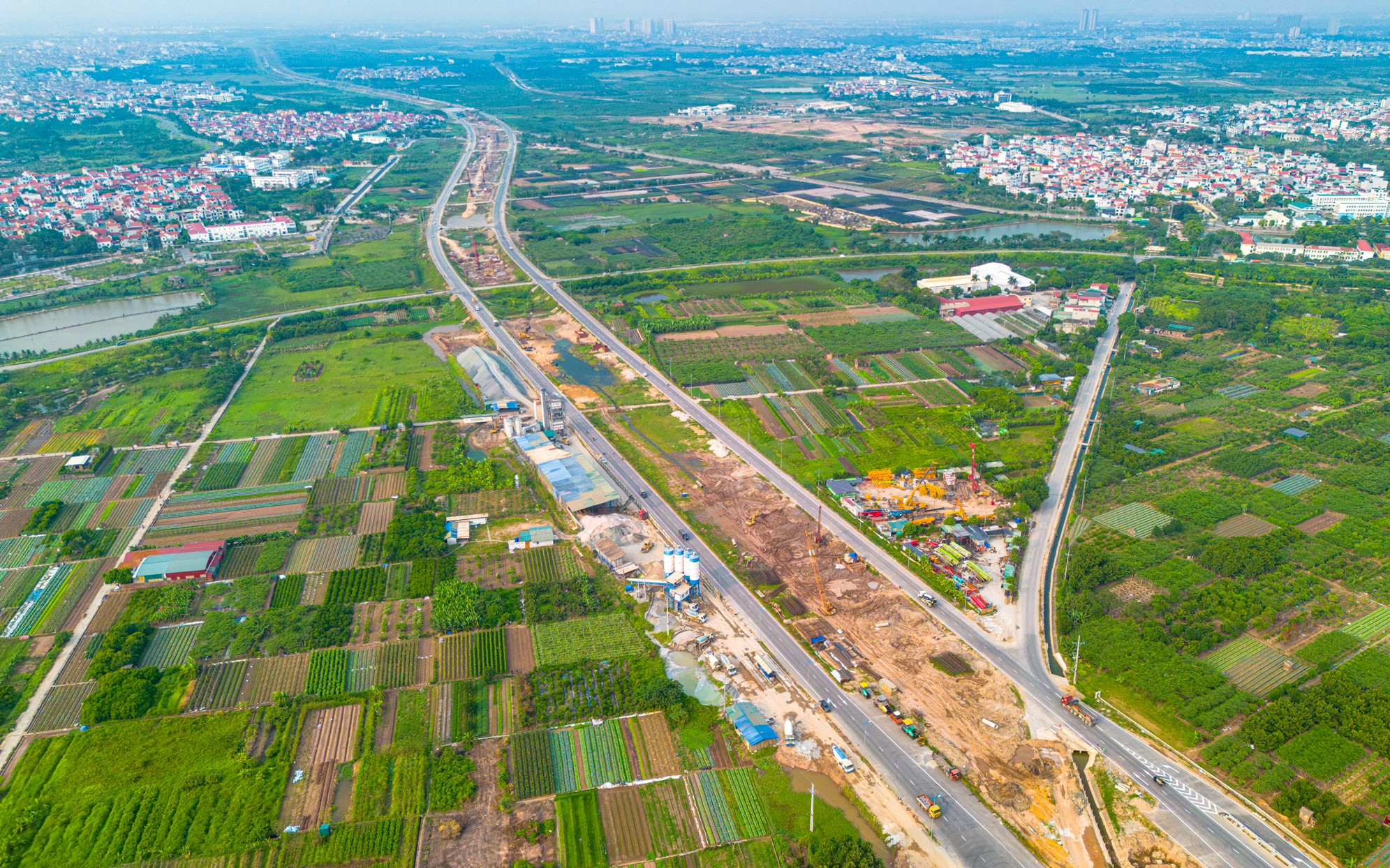 Toàn cảnh tuyến vành đai 85.000 tỷ đồng, rộng gấp 3 lần đường băng sân bay: 15km đường song hành vừa thông xe, kết nối cầu 10.000 tỷ đang thành hình với đại lộ đẹp nhất Việt Nam