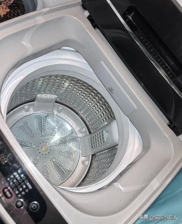 Dùng máy giặt cửa trước suốt 5 năm, tôi bất ngờ đổi sang cửa trên: Trông hơi “lỗi thời” nhưng càng dùng càng thấy tiện - Ảnh 2.