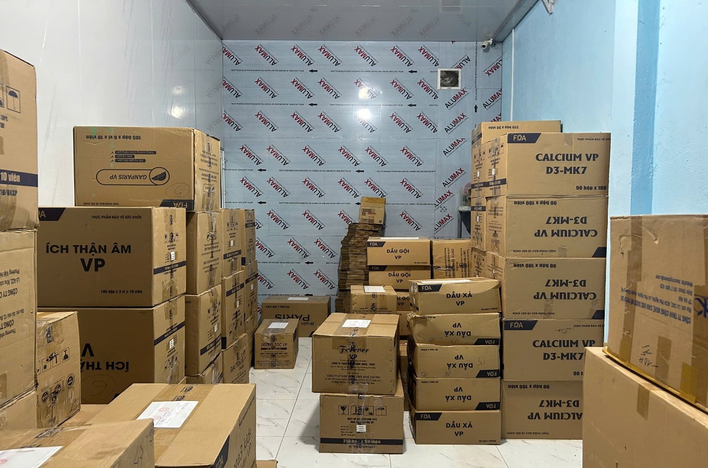 Công an đồng loạt khám xét 3 địa điểm kinh doanh, - Ảnh 3.
