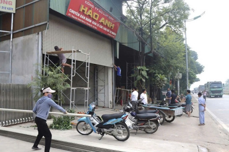 Xã Phú Xuyên: Người dân tháo dỡ công trình, bàn giao mặt bằng dự án Trục không gian Quốc lộ 1A- Ảnh 1.
