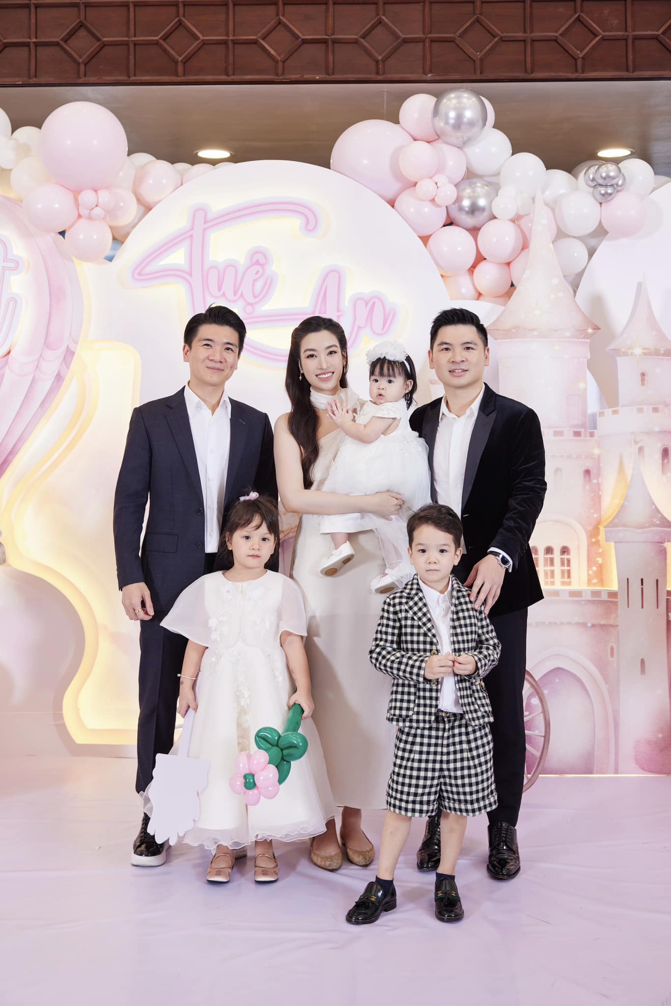 Đỗ Mỹ Linh khoe khung hình chồng chủ tịch và dàn nhóc tỳ đáng yêu nhà bầu Hiển- Ảnh 2.