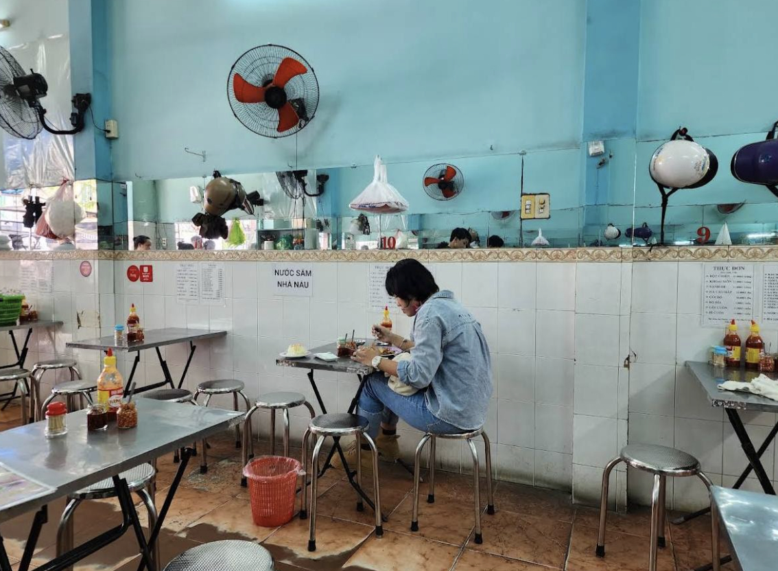 Tưởng bị đóng vĩnh viễn, quán bột chiên nổi tiếng ở TP.HCM lặng lẽ mở lại, cả nhà chỉ còn 3 người đủ sức bán- Ảnh 9.