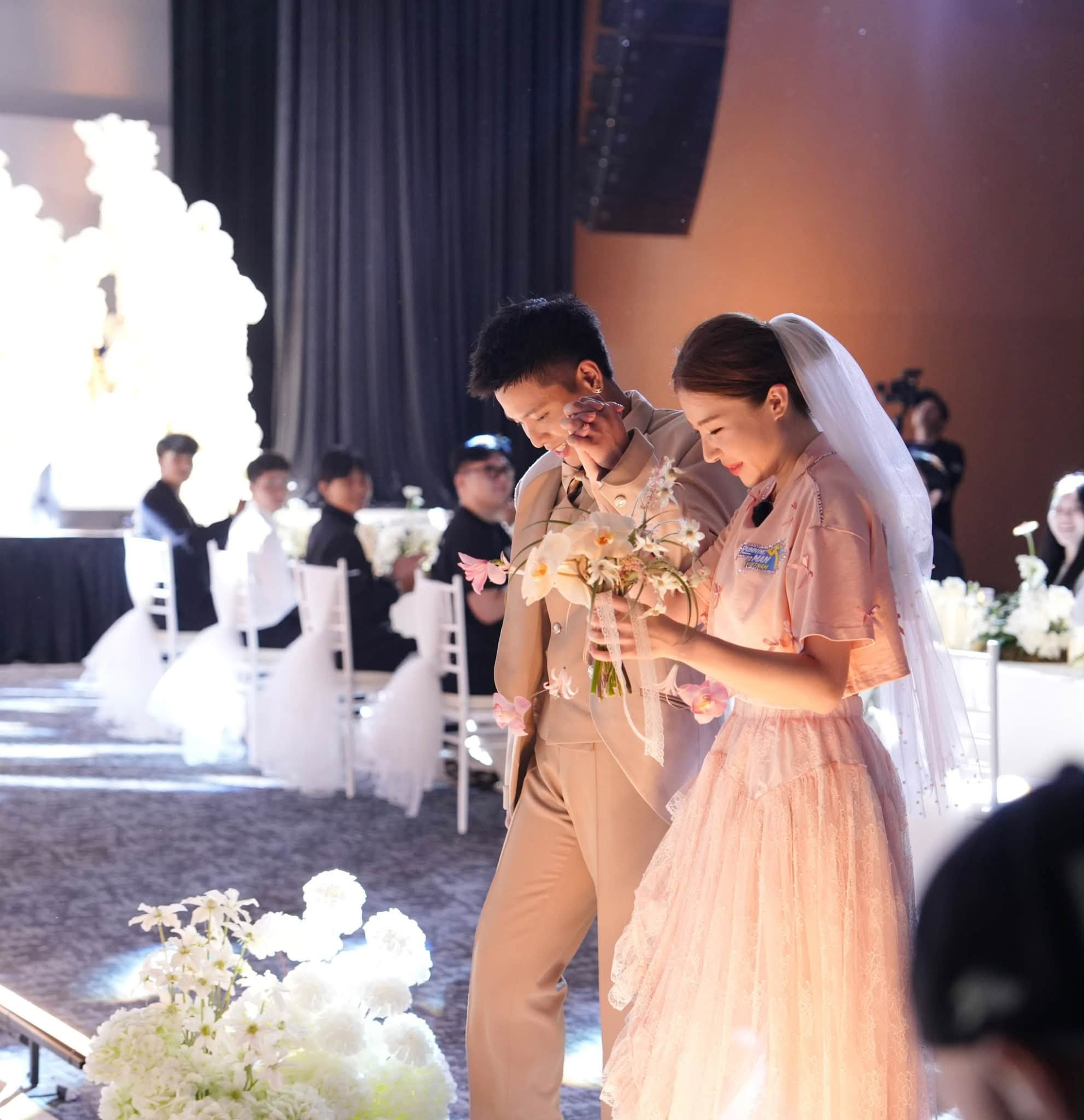 Lê Khanh sau đám cưới với Quân A.P: Công khai nịnh chồng, xác nhận danh phận sau 14 năm bên nhau- Ảnh 6.