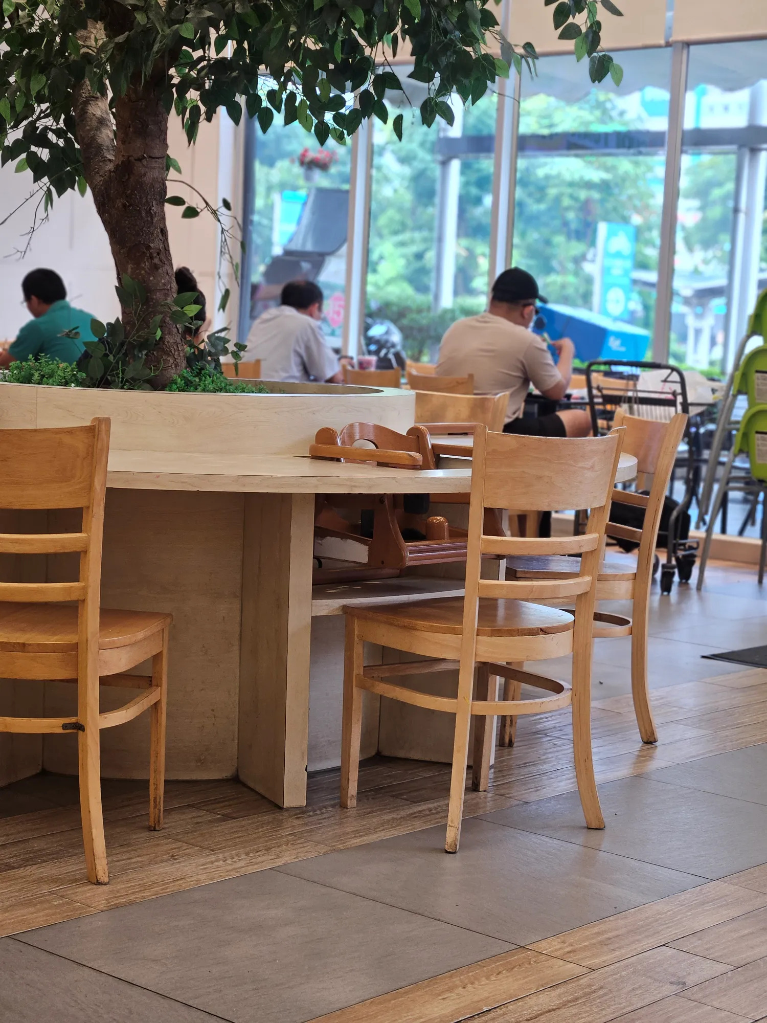 Một góc nhỏ ở AEON MALL Bình Tân được chia sẻ rầm rộ: Dãy ghế dành cho em bé tinh tế đến mức ai xem cũng “ồ” lên- Ảnh 1.