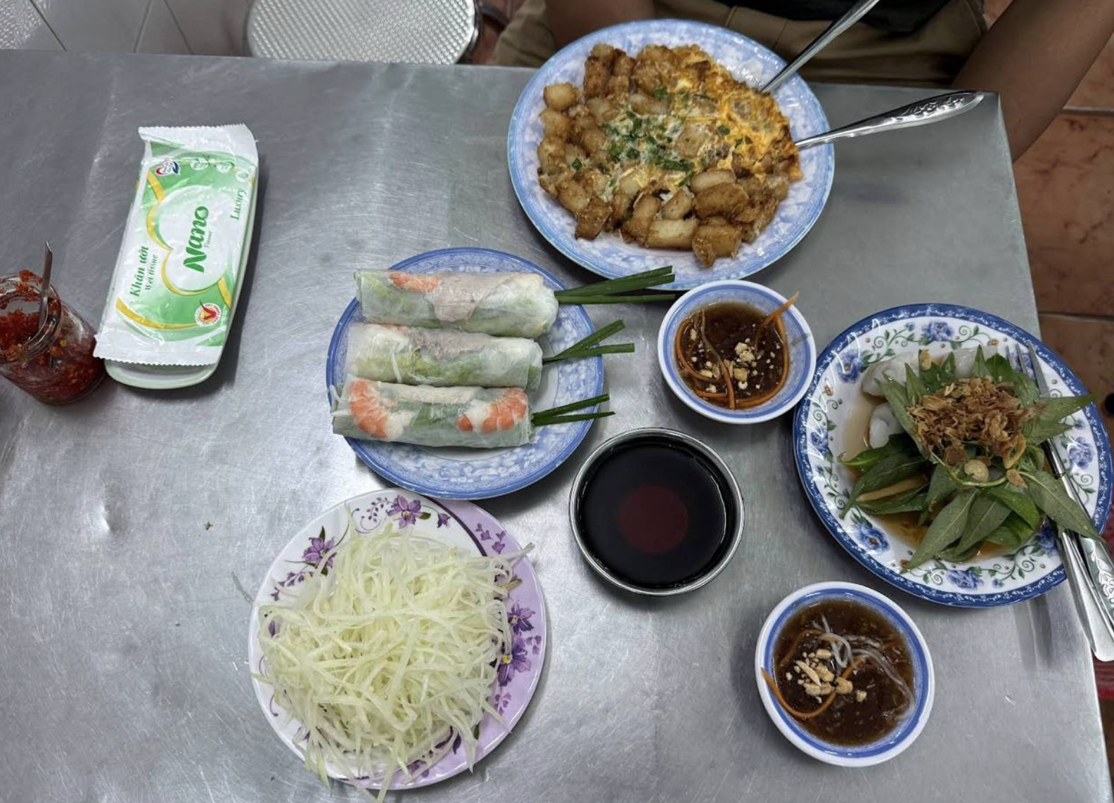 Tưởng bị đóng vĩnh viễn, quán bột chiên nổi tiếng ở TP.HCM lặng lẽ mở lại, cả nhà chỉ còn 3 người đủ sức bán- Ảnh 10.