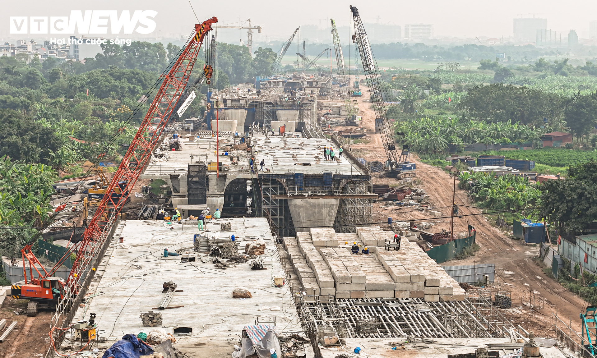 Cận cảnh đại công trường cầu gần 16.000 tỷ đồng qua sông Hồng sau một năm- Ảnh 7.