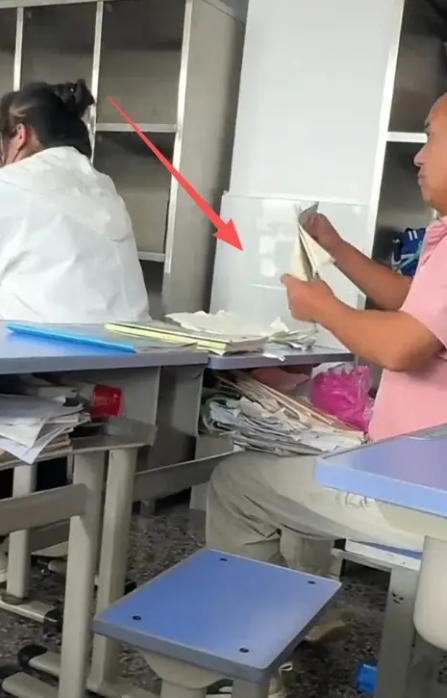 Bức ảnh họp phụ huynh khiến dân mạng nói thẳng: Yêu thương con đấy, nhưng chưa chắc đúng cách đâu!- Ảnh 1.