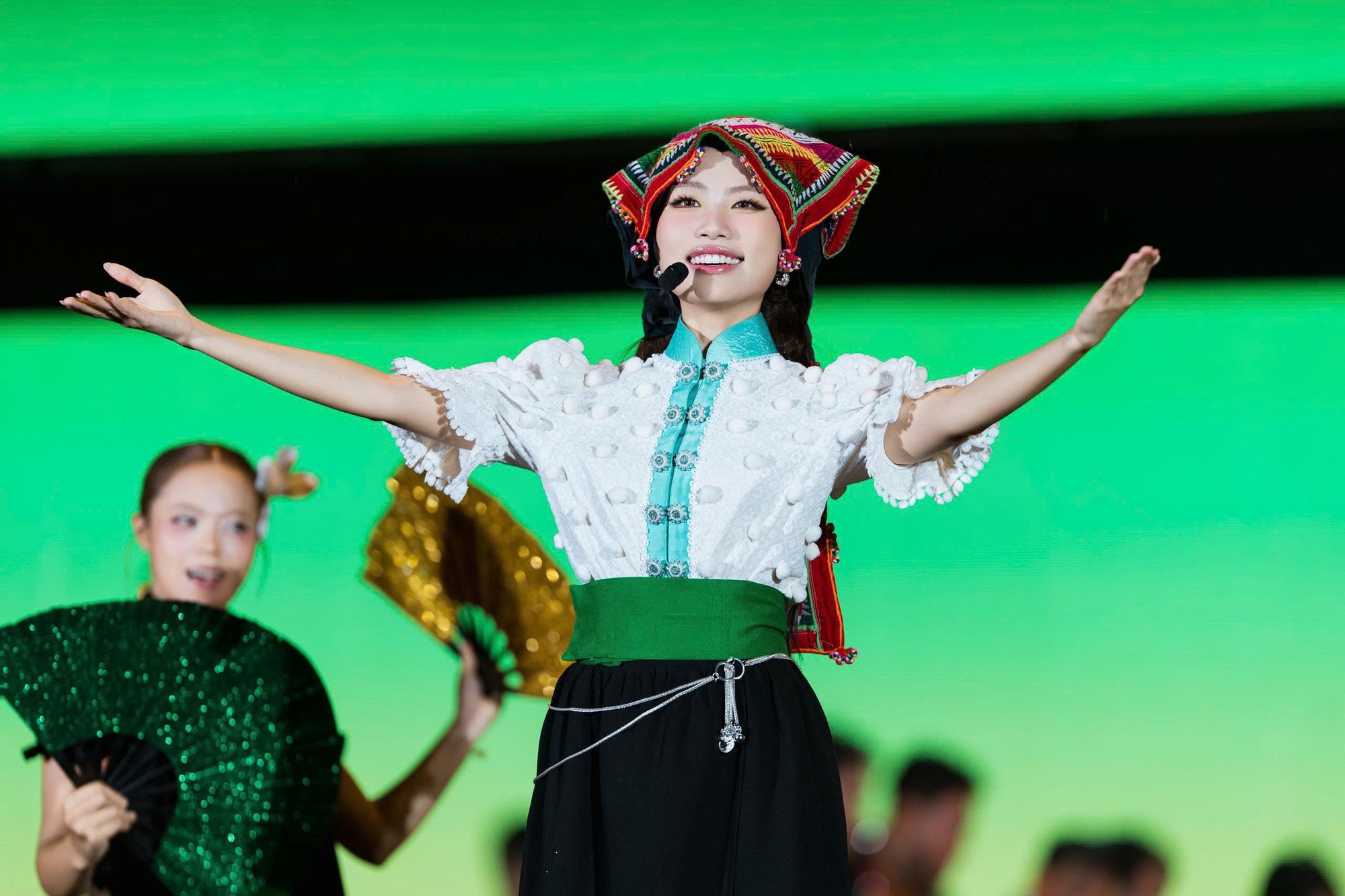 Phương Mỹ Chi đội chiếc khăn piêu, thẳng thắn nói về tranh cãi “làm buồn lòng khán giả”- Ảnh 5.