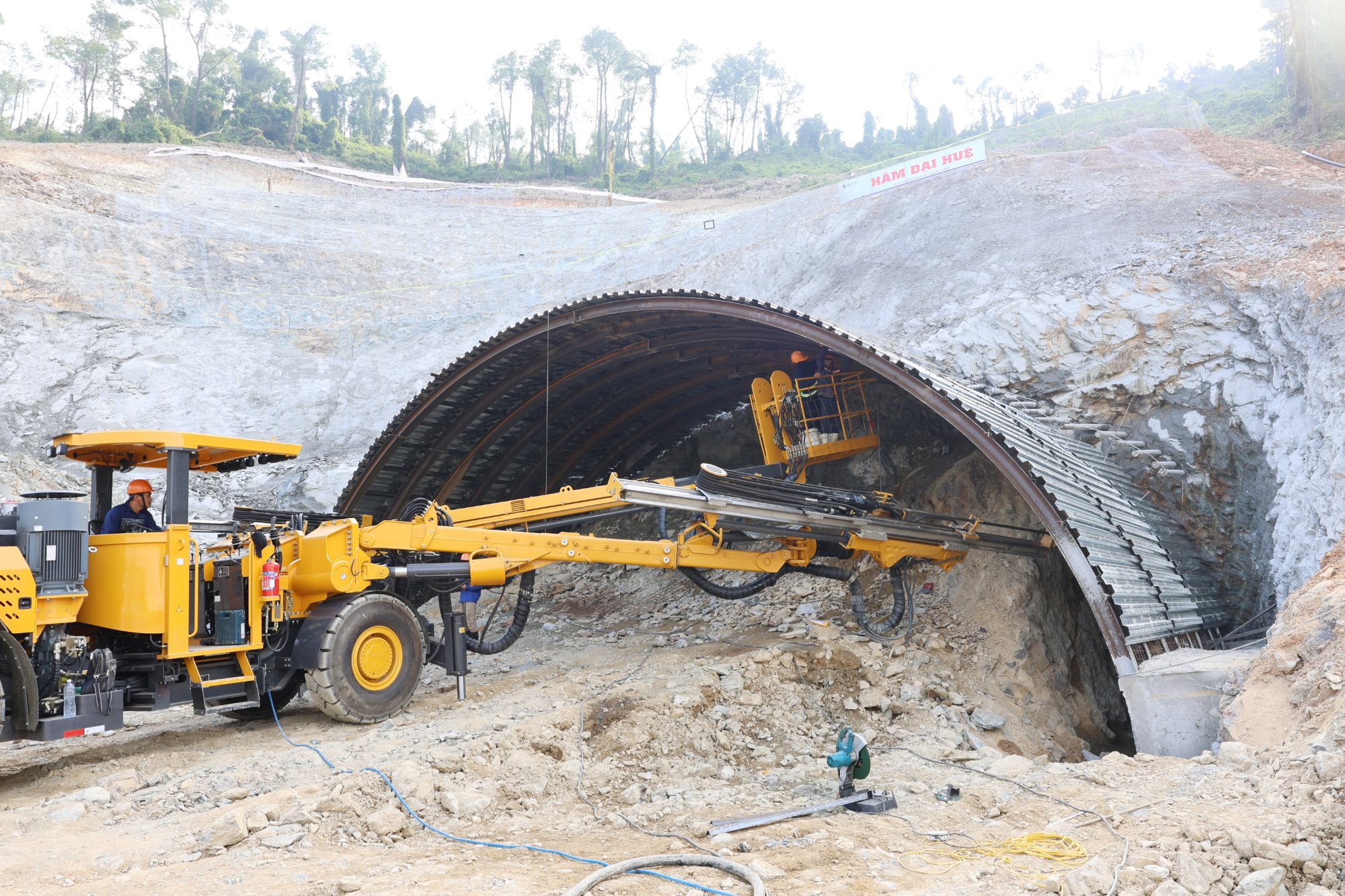 Việt Nam đang đào hầm xuyên núi dài gần 500m, thuộc dự án 24.000 tỷ đồng: Đèo Cả trực tiếp thi công, lãnh đạo tỉnh kỳ vọng hoàn thành ngay năm nay- Ảnh 2.