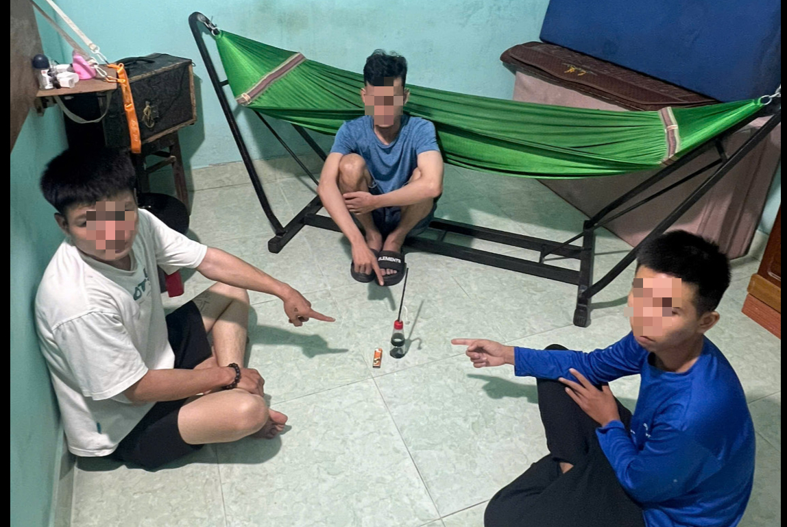 Công an kiểm tra lúc 23 giờ: Giữ khẩn cấp 3 nam thanh niên cùng SN 2000 - Ảnh 1.