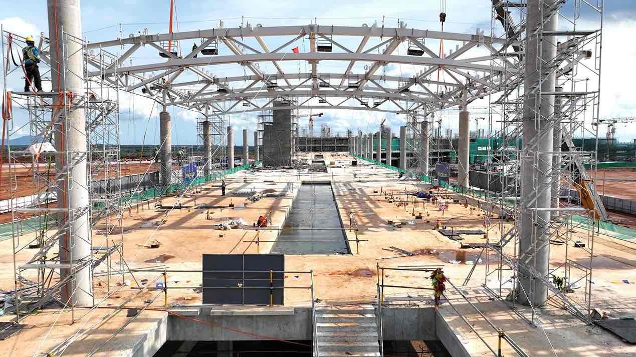 56 Kích Thủy Lực Nâng Khối Mái 'Cánh Sen' Có Diện Tích Gần 20.000 M², Nặng 5.300 Tấn Lên Cao- Ảnh 2.