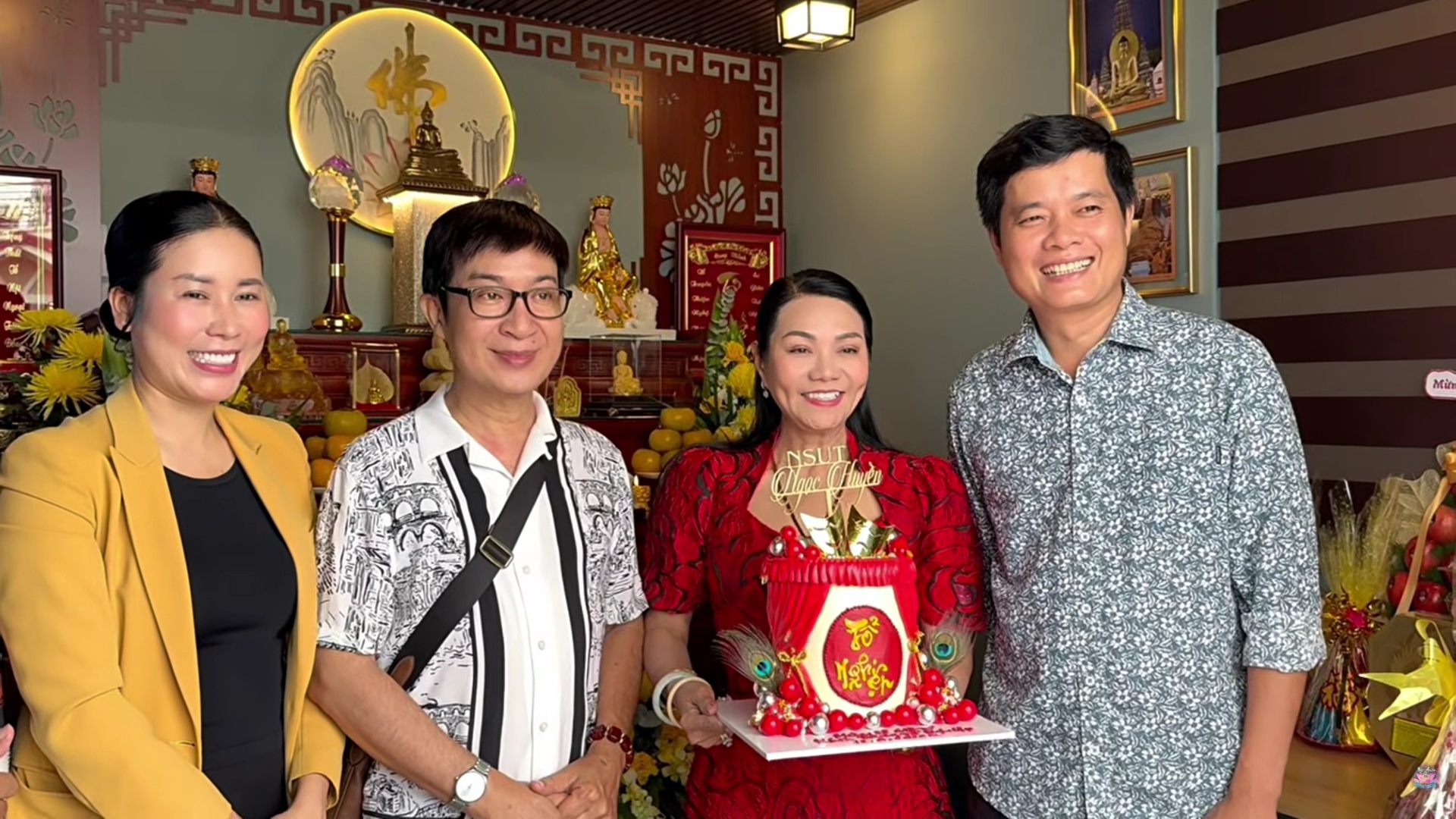 Nữ NSƯT từ Mỹ về nói chuyện làm tiệc đãi hơn 300 người - Ảnh 1.