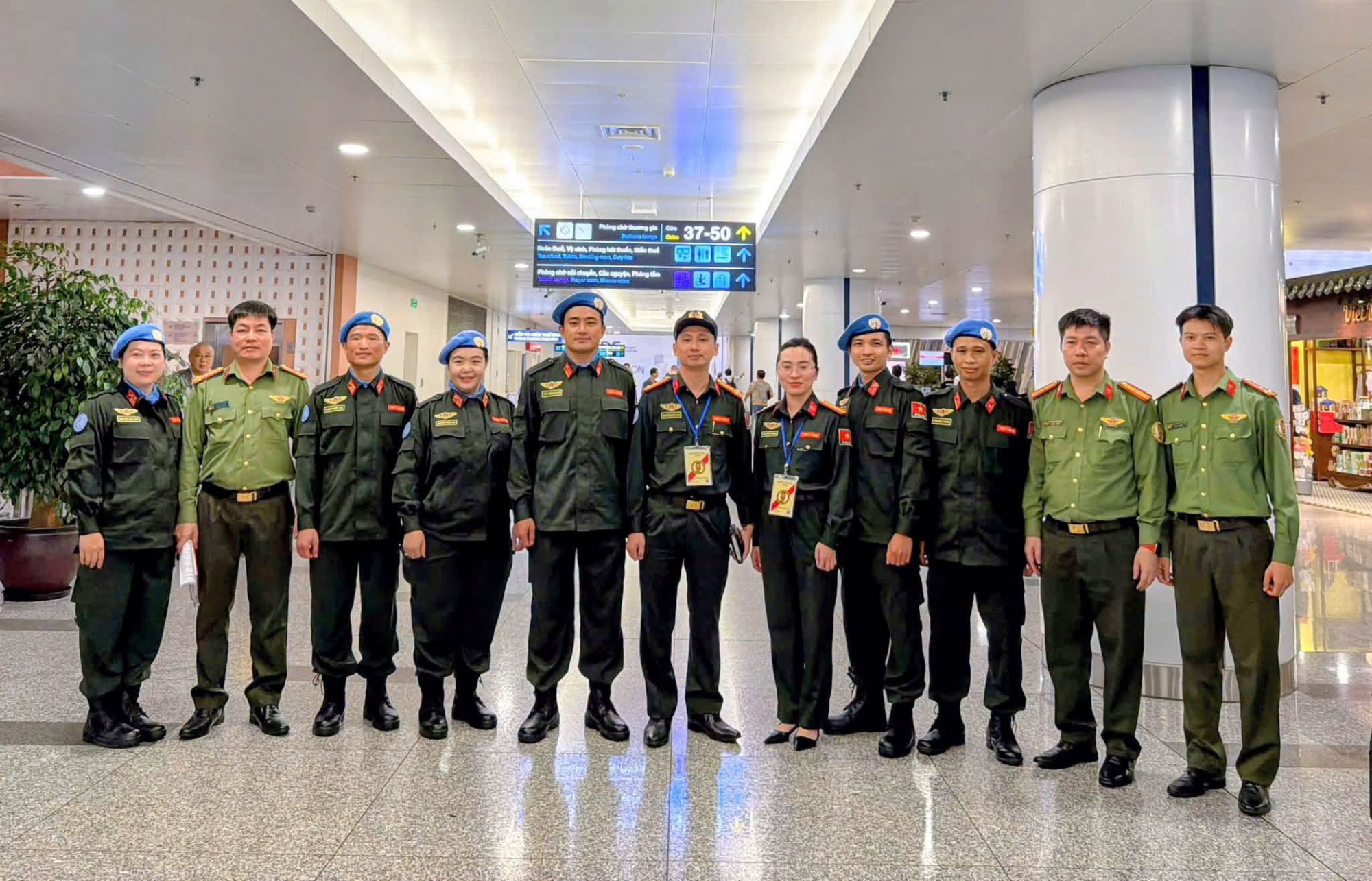 Đúng tối 2/10, sân bay Nội Bài ghi nhận 1 chuyến bay đặc biệt cất cánh - Ảnh 1.