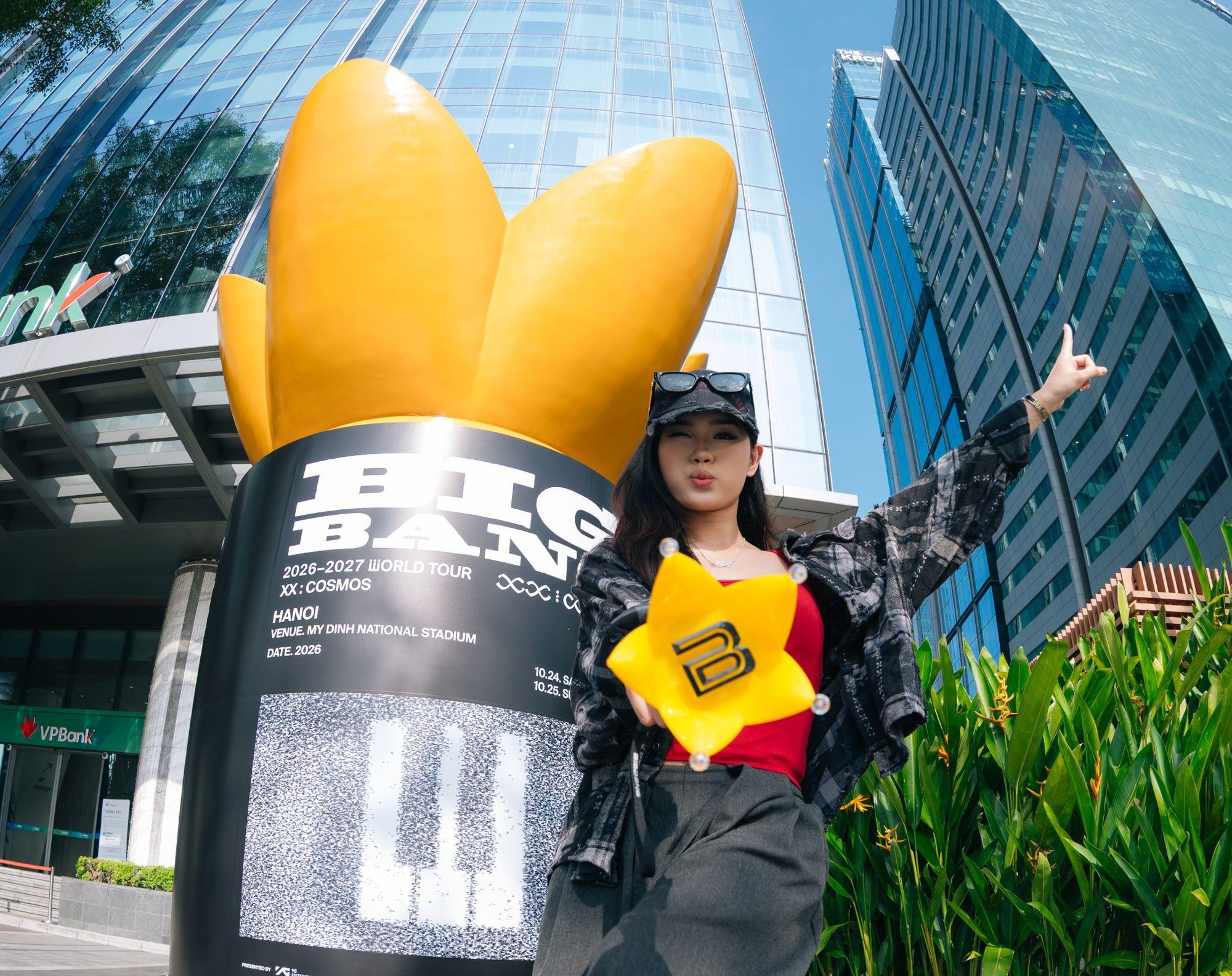 ‏Chuyện gì ở trụ sở ngân hàng khiến fan BIGBANG kéo đến check-in từ sáng tới tối?‏ - Ảnh 3.
