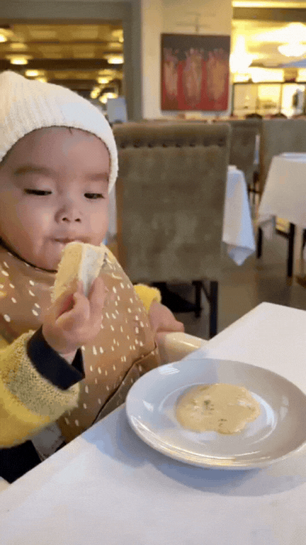 Con gái Ngô Thanh Vân mê mệt bánh mì, ngủ bất chấp suốt chuyến về quê ngoại ở Na Uy- Ảnh 1.