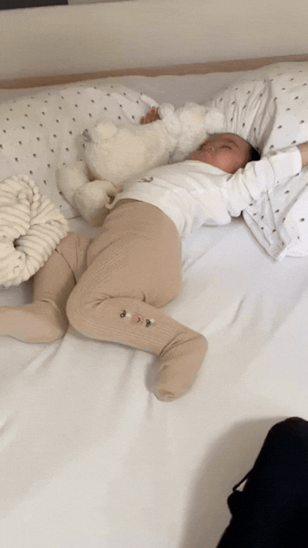 Con gái Ngô Thanh Vân mê mệt bánh mì, ngủ bất chấp suốt chuyến về quê ngoại ở Na Uy- Ảnh 4.