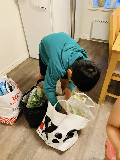 Muốn con hiểu biết hơn về cuộc sống, hãy đưa con theo khi đi chợ, đến ngân hàng, siêu thị hay đi xe buýt- Ảnh 1.