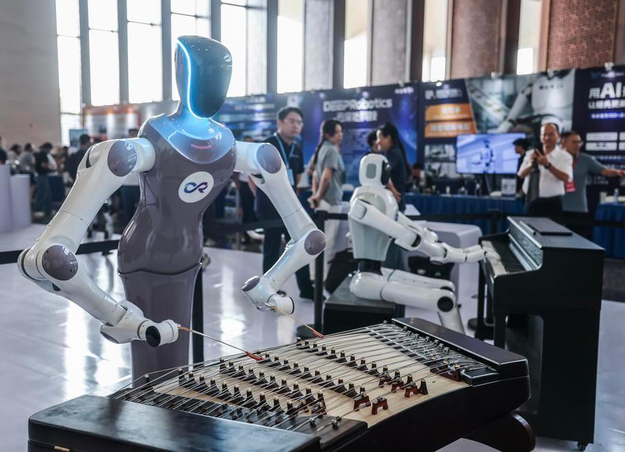 Phát hiện láng giềng Việt Nam cho hàng chục robot đi học như con người: Hơn 2 tháng sau, điều đặc biệt xảy ra - Ảnh 4.