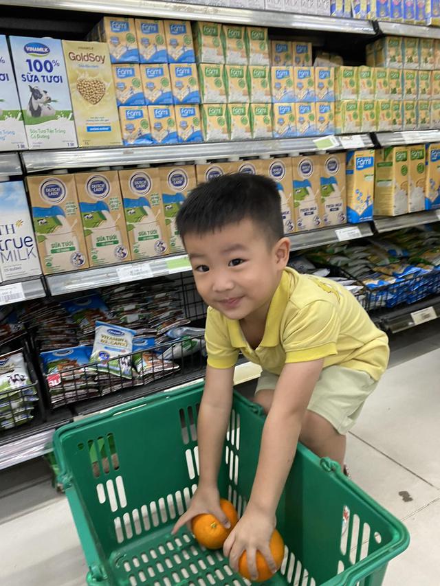 Muốn con hiểu biết hơn về cuộc sống, hãy đưa con theo khi đi chợ, đến ngân hàng, siêu thị hay đi xe buýt- Ảnh 2.