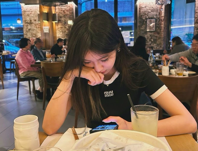 Phản ứng của người tinh tế khi người khác đang kể chuyện nhưng điện thoại liên tục rung- Ảnh 2. Phản ứng của người tinh tế khi người khác đang kể chuyện nhưng điện thoại liên tục rung- Ảnh 2.