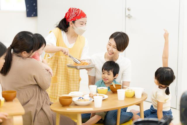 Muốn con hiểu biết hơn về cuộc sống, hãy đưa con theo khi đi chợ, đến ngân hàng, siêu thị hay đi xe buýt- Ảnh 4.