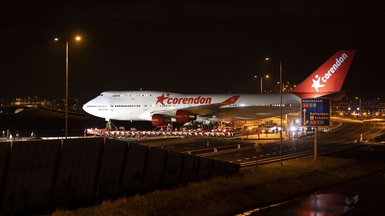 Phát hiện máy bay Boeing 747 nặng 150 tấn được vận chuyển bằng đường bộ: Sử dụng 352 bánh xe, vượt 17 rãnh đào, thực hiện một nhiệm vụ đặc biệt - Ảnh 1.