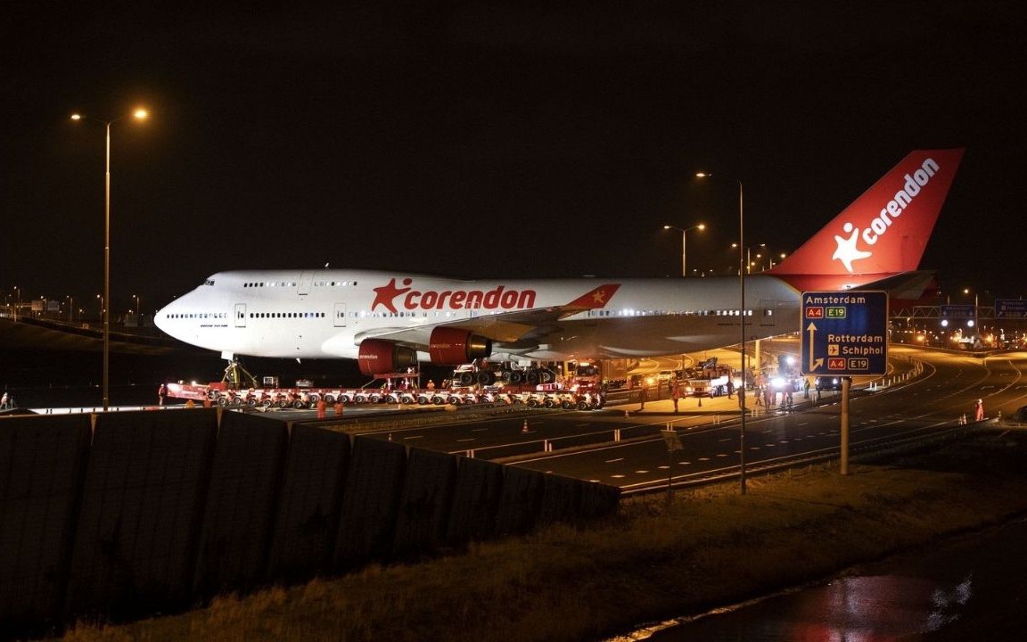 Phát hiện máy bay Boeing 747 nặng 150 tấn được vận chuyển bằng đường bộ: Sử dụng 352 bánh xe, vượt 17 rãnh đào, thực hiện một nhiệm vụ đặc biệt