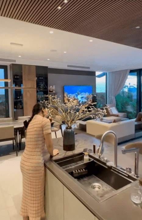 Ngôi nhà 450m2 của vợ chồng Hà Tĩnh như resort thu nhỏ: Khu vườn nhiệt đới bao quanh, cả căn nhà phủ 70% kính, góc nào cũng có view “triệu đô”- Ảnh 14.