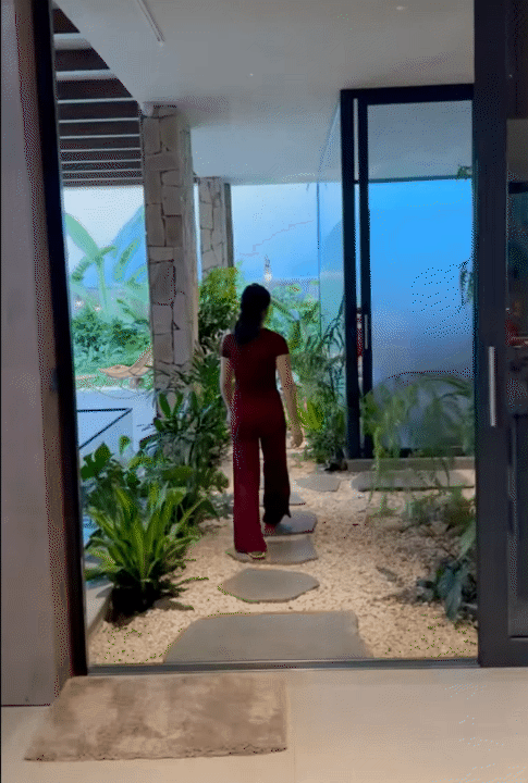 Ngôi nhà 450m2 của vợ chồng Hà Tĩnh như resort thu nhỏ: Khu vườn nhiệt đới bao quanh, cả căn nhà phủ 70% kính, góc nào cũng có view “triệu đô”- Ảnh 16.