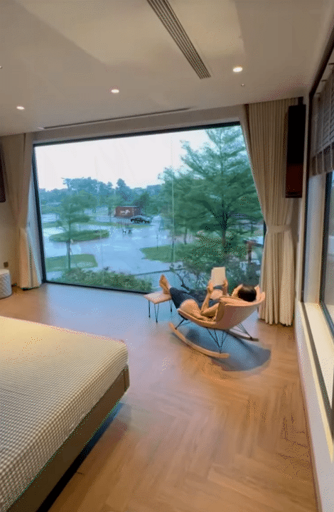 Ngôi nhà 450m2 của vợ chồng Hà Tĩnh như resort thu nhỏ: Khu vườn nhiệt đới bao quanh, cả căn nhà phủ 70% kính, góc nào cũng có view “triệu đô”- Ảnh 12.