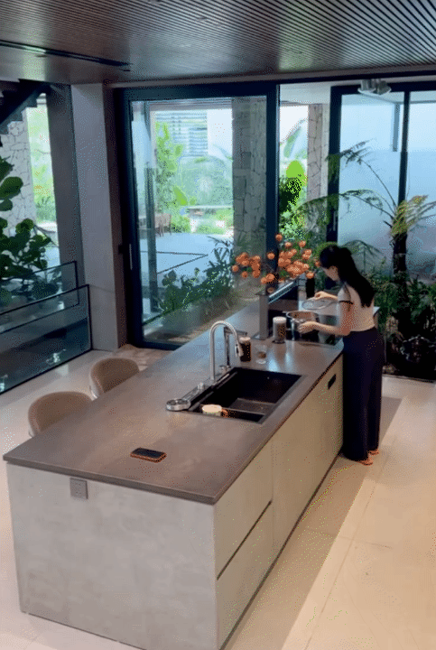 Ngôi nhà 450m2 của vợ chồng Hà Tĩnh như resort thu nhỏ: Khu vườn nhiệt đới bao quanh, cả căn nhà phủ 70% kính, góc nào cũng có view “triệu đô”- Ảnh 11.