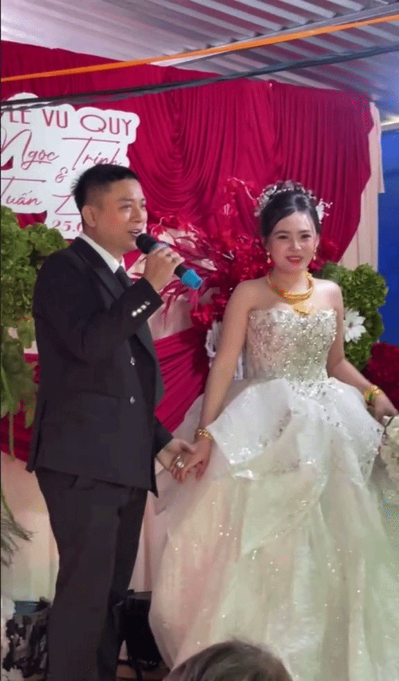 Biểu cảm lạ của Ngọc Trinh trong đám cưới với Hoài Lâm - Ảnh 4.