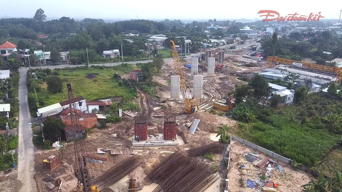 Cao tốc TPHCM - Mộc Bài rầm rộ thi công, dần lộ hình hài- Ảnh 1.