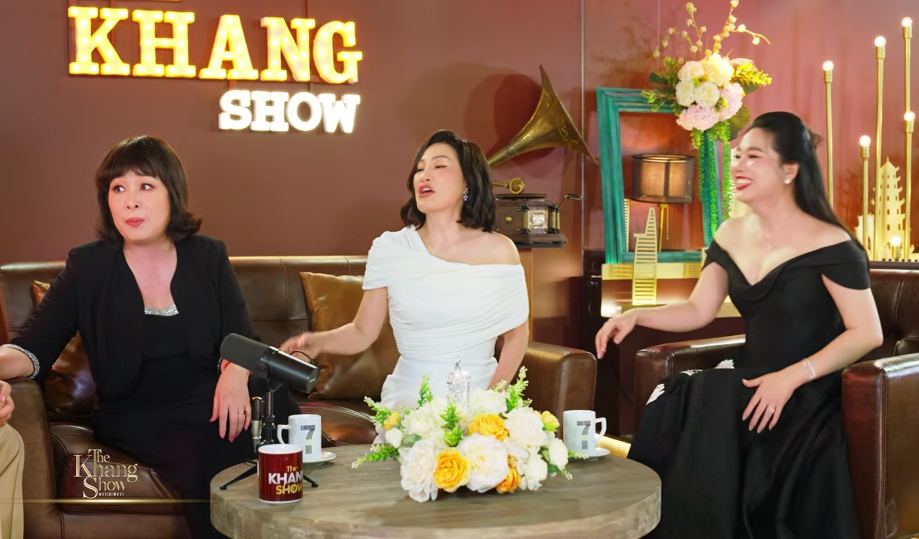 Mừng cho hạnh phúc tuổi 64 của Hồng Đào - Ảnh 2.