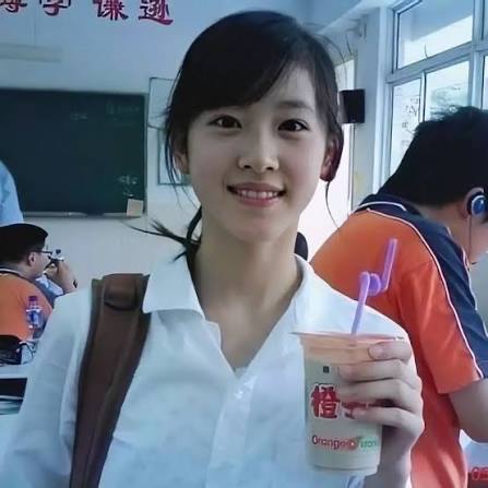 Cô gái trong tấm ảnh cầm ly trà sữa năm 2009: Hiện sống chung với người đàn ông lớn hơn 19 tuổi, cùng sở hữu 2,1 triệu tỷ- Ảnh 1.