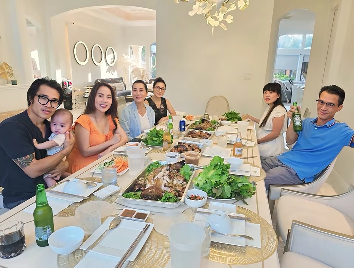 MC Kỳ Duyên nói chuyện sinh con với chồng tuổi 61 - Ảnh 1.