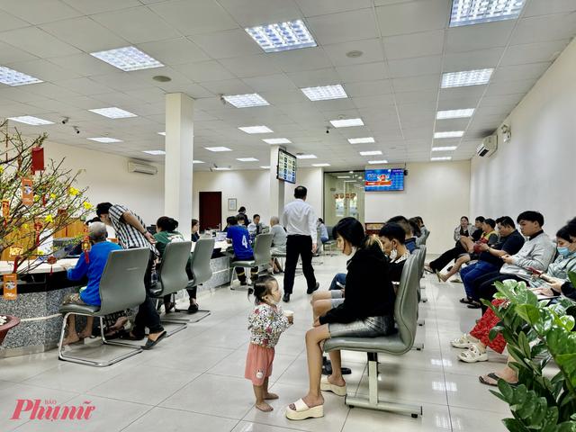 Muốn con hiểu biết hơn về cuộc sống, hãy đưa con theo khi đi chợ, đến ngân hàng, siêu thị hay đi xe buýt- Ảnh 3.