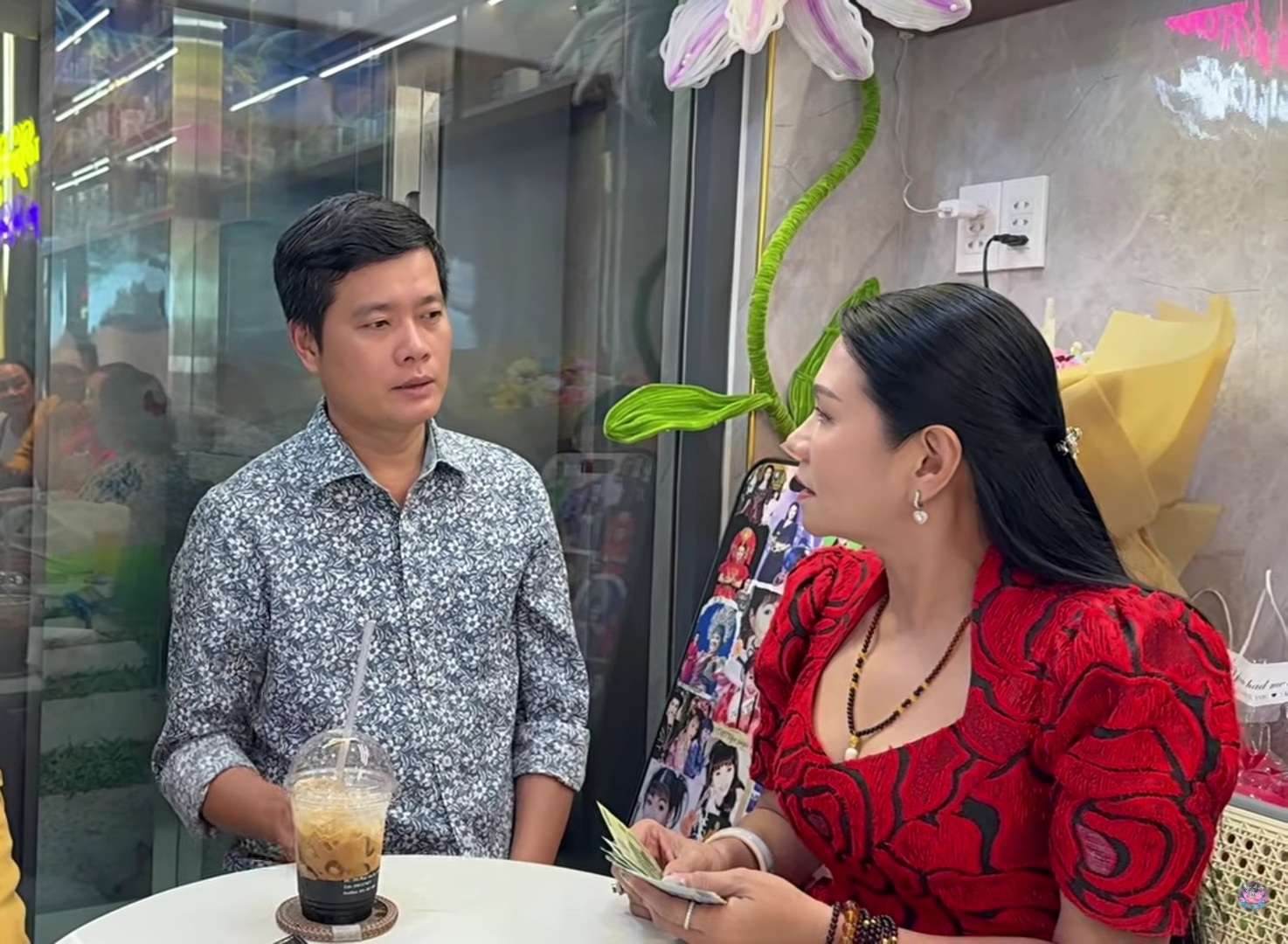 Nữ NSƯT từ Mỹ về cầm một xấp tiền phát cho ông trùm showbiz SN 1984 - Ảnh 2.