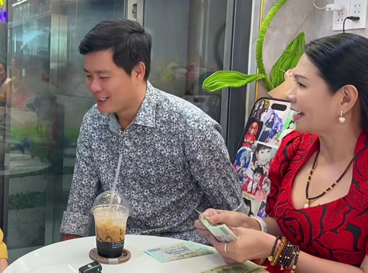 Nữ NSƯT từ Mỹ về cầm một xấp tiền phát cho ông trùm showbiz SN 1984 - Ảnh 1.