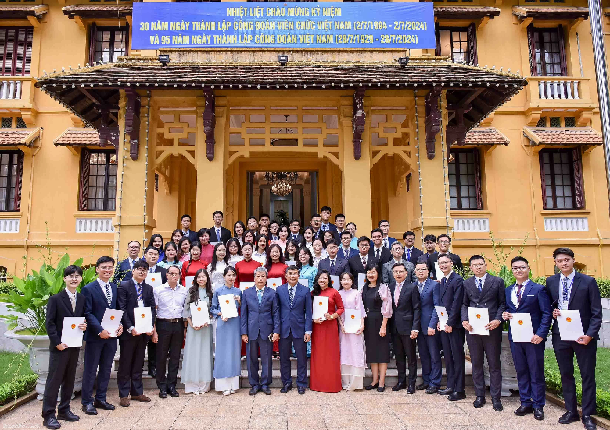 Bộ Ngoại giao thông báo tuyển dụng công chức, chỉ tiêu đúng 10 người, yêu cầu không nói ngọng, nói lắp, thi vấn đáp 2 vòng trong 30 phút - Ảnh 2.