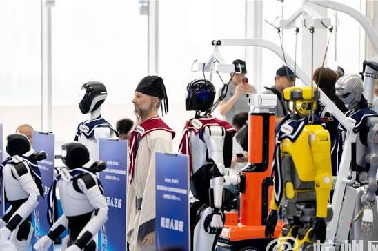 Phát hiện láng giềng Việt Nam cho hàng chục robot đi học như con người: Hơn 2 tháng sau, điều đặc biệt xảy ra - Ảnh 1.