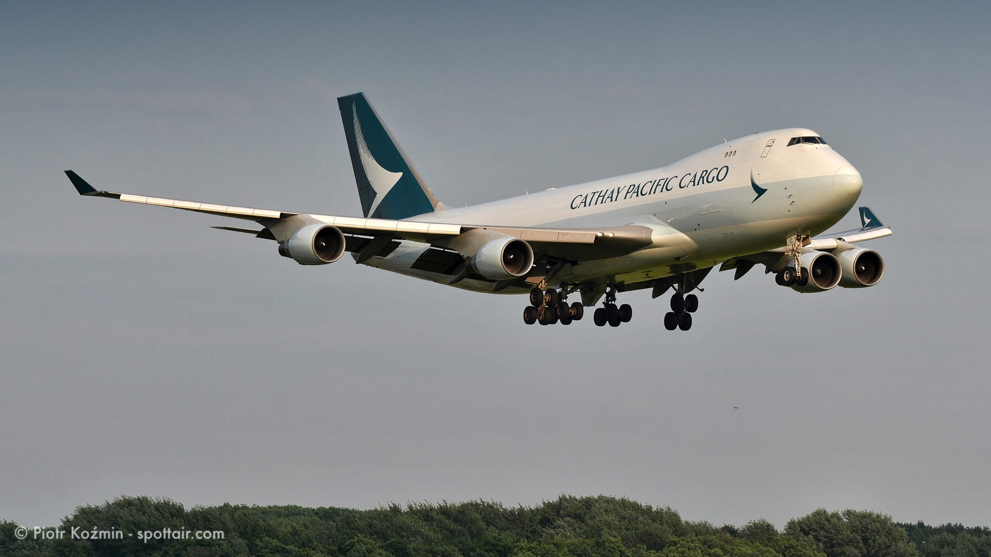 Một chiếc Boeing 747 khổng lồ dài hơn 70 m, sải cánh 64 m, sở hữu 4 động cơ, chở được tới 127 tấn hàng, cất cánh từ sân bay Tân Sơn Nhất - Ảnh 2.