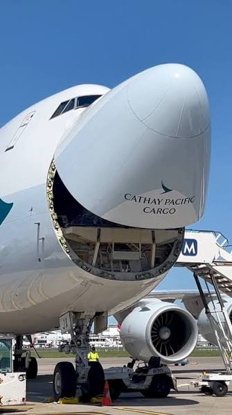 Một chiếc Boeing 747 khổng lồ dài hơn 70 m, sải cánh 64 m, sở hữu 4 động cơ, chở được tới 127 tấn hàng, cất cánh từ sân bay Tân Sơn Nhất - Ảnh 3.